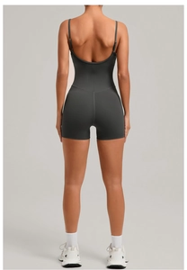 Détail du body de sport dos nu avec fines bretelles et tissu de compression de haute qualité