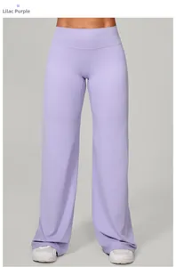 Détail du pantalon de yoga lilas à taille haute avec coupe large et tissu élastique