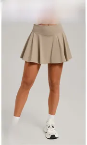 Linenfarbener Tennisrock mit hoher Taille und integrierter Hose für Fitness-Training