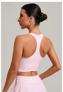 Détail du débardeur de yoga rose clair avec dos nageur et tissu respirant extensible