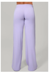Vue arrière du pantalon de yoga évasé lavande avec taille haute en V pour le sport