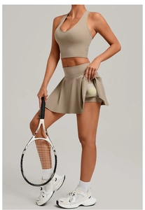 Detailansicht des khakifarbenen Tennisrockes mit Balltasche und integrierter Innenhose