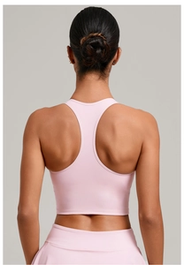 Détail du gilet de yoga rose clair avec dos nageur, tissu élastique et design sans couture
