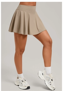 Details von khakifarbenem Tennisrock mit hoher Taille und elastischen Plissee-Falten
