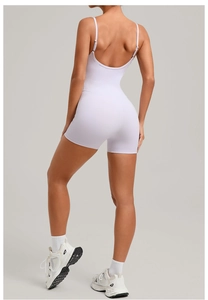 Vue arrière d'une combinaison de yoga blanche dos nu avec bretelles réglables et tissu extensible