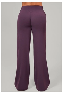 Détail du pantalon de yoga taille haute avec couture en V et jambe évasée violette