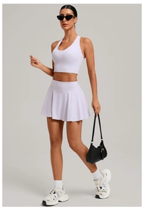 Détail de l'ensemble brassière de sport élastique et jupe de tennis plissée pour femme
