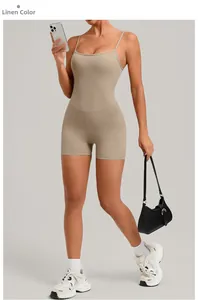 Détail des bretelles réglables sur ce combishort de yoga dos nu de couleur lin naturel