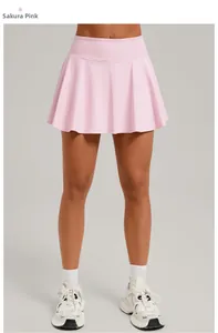 Detail eines plissierten Tennisrocks mit hoher Taille in Kirschblütenrosa und Stretch