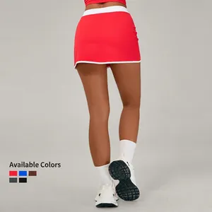 Jupe de tennis rouge à taille haute avec bordure blanche et fente pour femme
