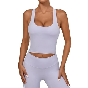 Minimalistisches hellviolettes Yoga-Set mit Sport-Top und High-Waist-Leggings