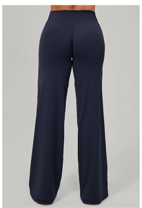 Vue détaillée du pantalon de yoga large bleu marine avec couture en V à la taille arrière