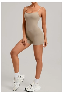 Détails d'un body de yoga beige dos nu avec de fines bretelles réglables et sport