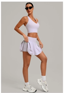 Débardeur de sport lavande avec poche latérale pratique sur la jupe de tennis assortie