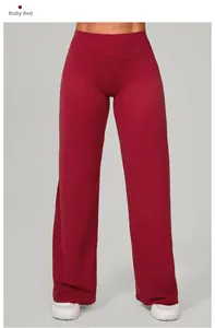 Détail du pantalon de yoga taille haute rouge rubis à jambes larges et texture mate