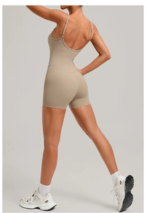 Détail du body de yoga dos nu avec bretelles réglables en tissu beige mat de qualité