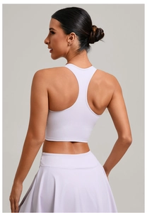 Détail de la brassière de sport blanche dos nageur et de la jupe de tennis plissée
