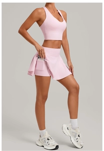 Detail eines rosa Tennisrocks mit funktionaler Seitentasche für das Handy und Rüschensaum