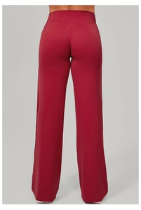 Détail du pantalon de yoga rouge à taille haute avec couture en V pour un effet galbant
