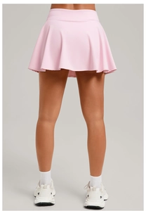 Rückansicht des rosa Falten-Tennisrocks mit hoher Taille und integrierter Innenhose
