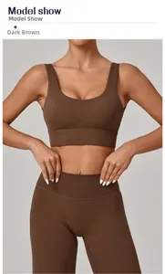 Vue détaillée du soutien-gorge de sport et du legging de yoga marron foncé sur un mannequin