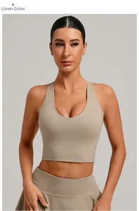 Détail du soutien-gorge de sport couleur lin avec col en U et larges bretelles
