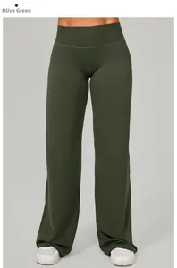 Détail du pantalon de yoga taille haute vert olive à jambes larges en tissu élastique