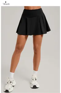 Nahaufnahme eines schwarzen Tennis-Hosenrocks mit hoher Taille und Falten am Saum