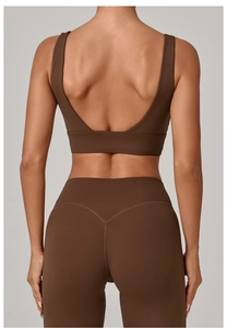 Détail du dos de la brassière de yoga chocolat avec découpe en U et legging de sport taille haute