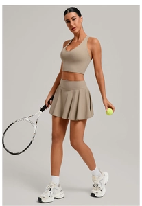 Détail du tissu élastique du soutien-gorge de sport kaki et de la jupe de tennis
