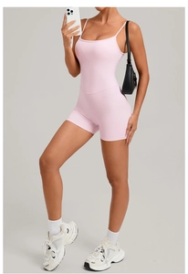 Détail d'un body de yoga rose dos nu avec bretelles réglables et coupe ajustée