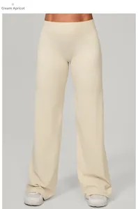 Vue détaillée du pantalon de yoga taille haute abricot crème et sa texture de tissu