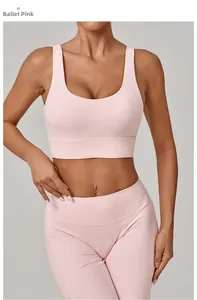 Détail de la brassière de yoga rose ballet à ourlet large et leggings de sport assortis