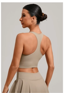 Vue arrière d'un débardeur de yoga beige à dos nageur et d'une jupe de sport plissée