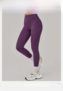 Vue détaillée du legging de yoga violet à taille haute montrant l'effet galbant fessier