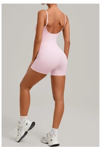 Vue arrière du body de yoga rose dos nu avec bretelles réglables et coupe ajustée