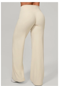 Détail macro du pantalon de yoga beige à taille haute avec texture tricotée élastique