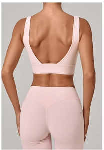 Gros plan sur le soutien-gorge de sport rose avec dos en V et coutures élastiques