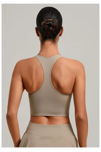 Détail de la coupe dos nageur et de la texture mate sur ce débardeur de yoga kaki