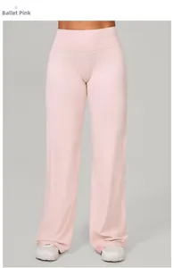 Gros plan sur le pantalon de yoga taille haute rose ballet avec un tissu fluide et respirant