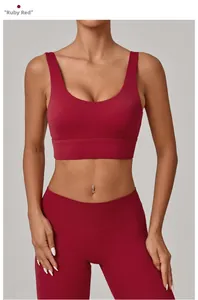 Détail d'un soutien-gorge de sport rouge rubis avec tissu élastique et ourlet large