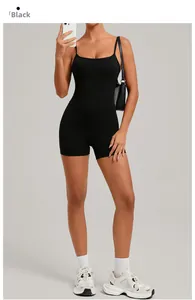 Selfie miroir montrant un body de yoga noir dos nu avec de fines bretelles ajustables
