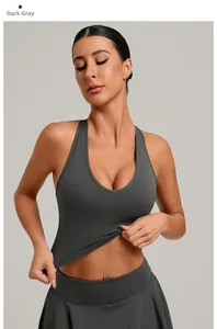 Détail de l'ensemble haut de yoga gris foncé et jupe de sport avec dos nageur pour femme