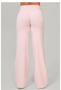 Détail du pantalon de yoga rose à taille haute avec coutures en V et jambes larges