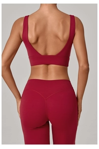 Détail macro du design croisé au dos et tissu respirant sur cet ensemble de yoga bordeaux
