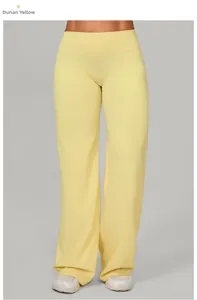 Vue détaillée du pantalon de yoga taille haute jaune durian avec large ceinture et coupe fluide