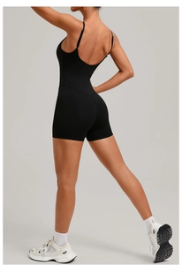 Détail d'un body de yoga dos nu avec bretelles réglables et coupe moulante noire