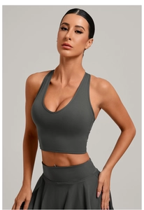 Détail de l'ensemble brassière de yoga dos nageur et jupe en tissu de sport gris foncé