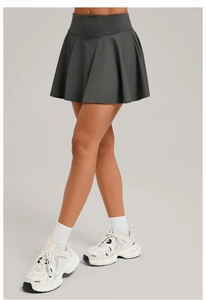Detailansicht des dunkelgrauen Tennisrock mit hoher Taille und A-Linien-Falten-Design