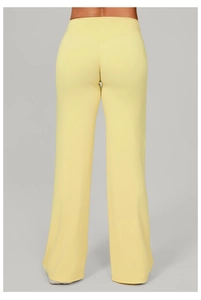 Vue arrière du pantalon de yoga taille haute jaune clair à jambes larges et design épuré